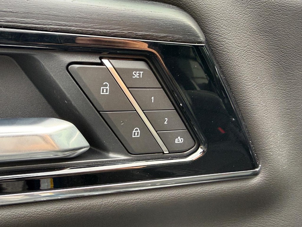 GMC Yukon Vehicle Image 13