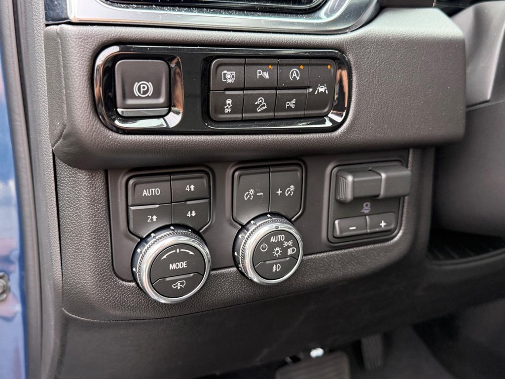 GMC Yukon Vehicle Image 15