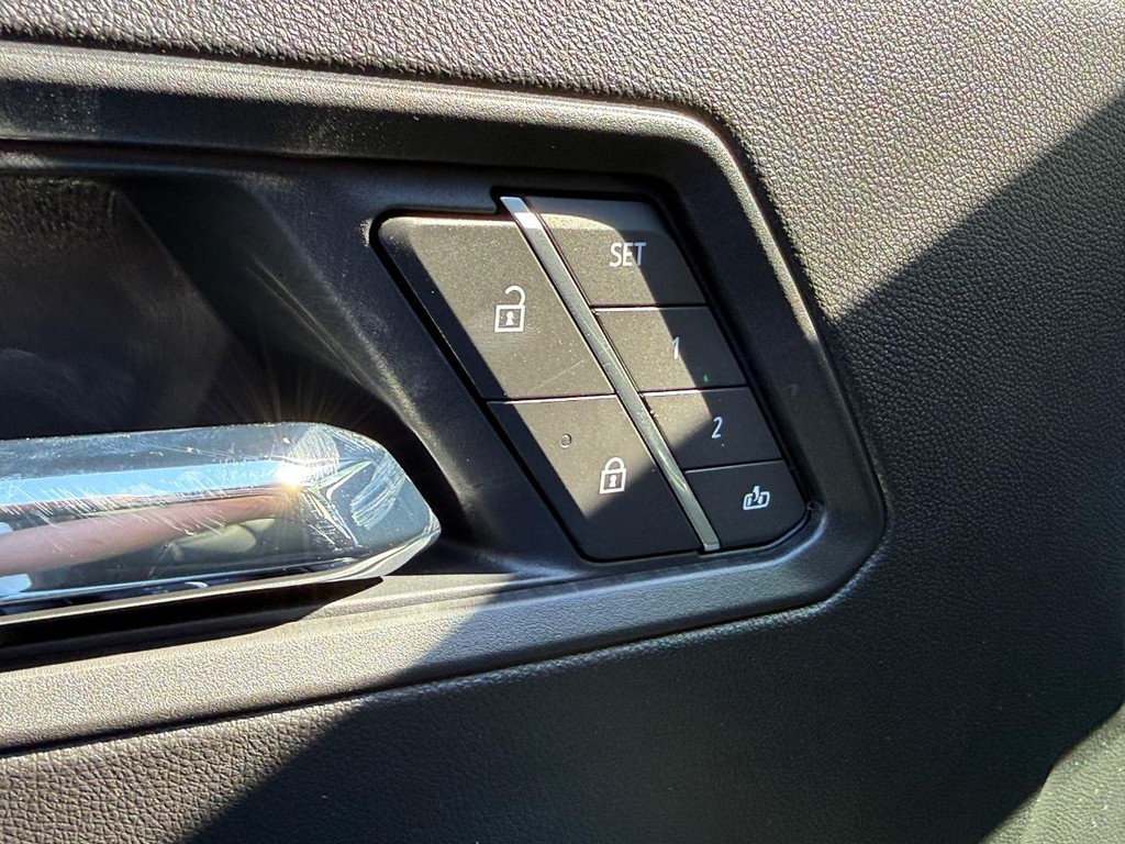 GMC Canyon Vehicle Image 11