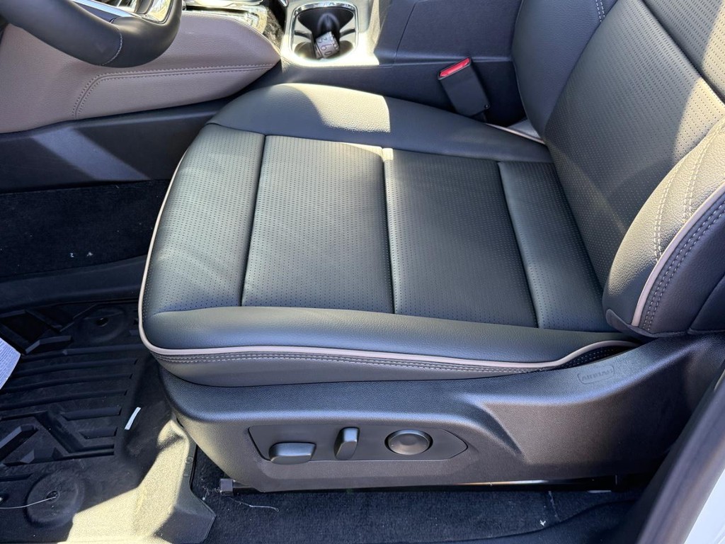 GMC Canyon Vehicle Image 12