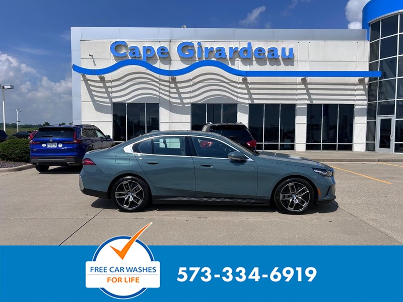 BMW i5 Vehicle Full-screen Gallery Image 01