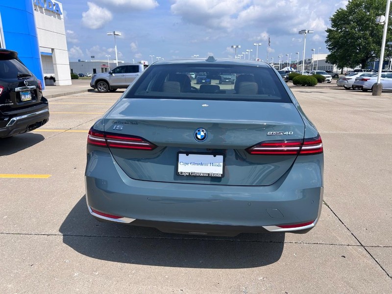 BMW i5 Vehicle Full-screen Gallery Image 03