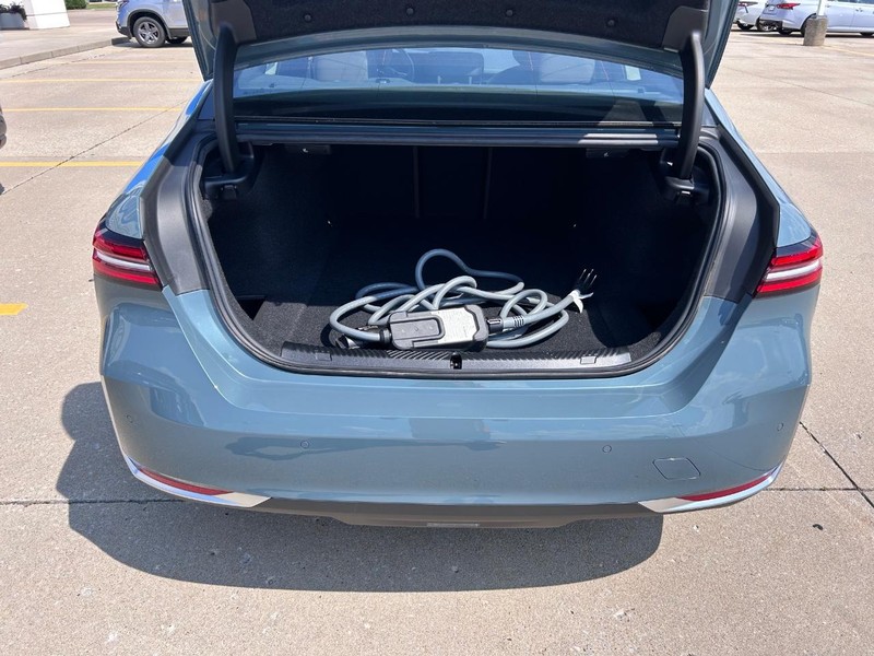 BMW i5 Vehicle Full-screen Gallery Image 04