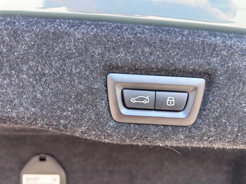 BMW i5 Vehicle Full-screen Gallery Image 05