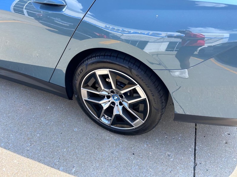 BMW i5 Vehicle Full-screen Gallery Image 06