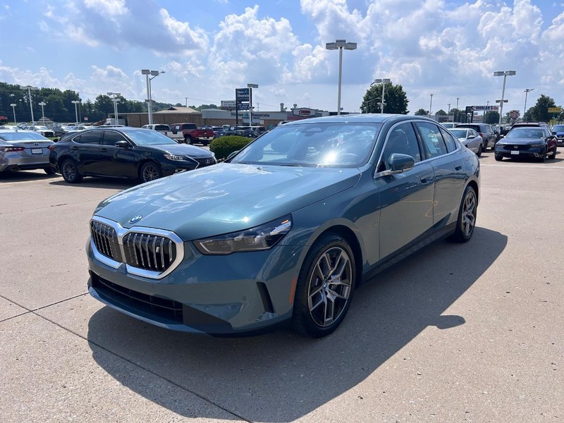 BMW i5 Vehicle Full-screen Gallery Image 07