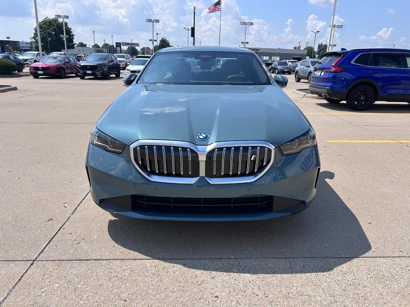 BMW i5 Vehicle Full-screen Gallery Image 08