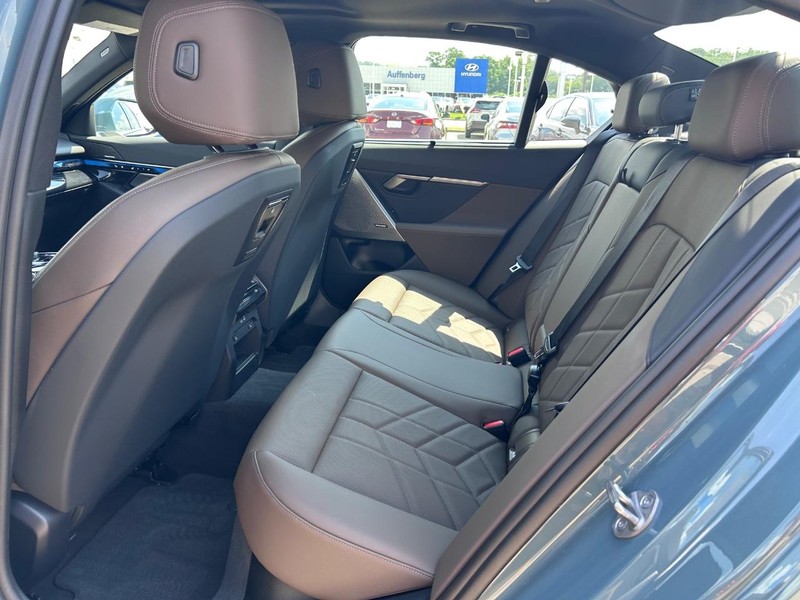 BMW i5 Vehicle Full-screen Gallery Image 09