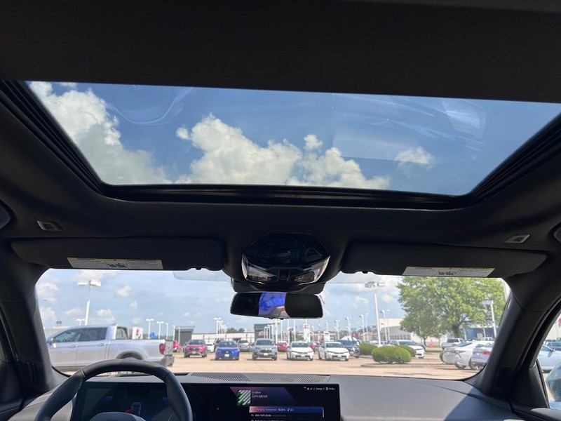 BMW i5 Vehicle Full-screen Gallery Image 10