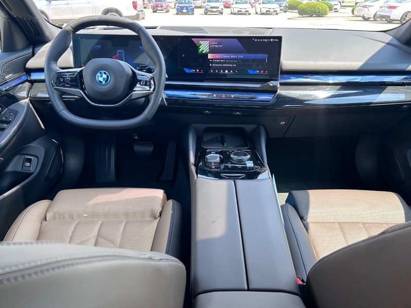 BMW i5 Vehicle Full-screen Gallery Image 11