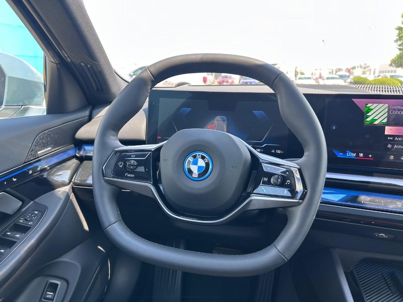 BMW i5 Vehicle Full-screen Gallery Image 12