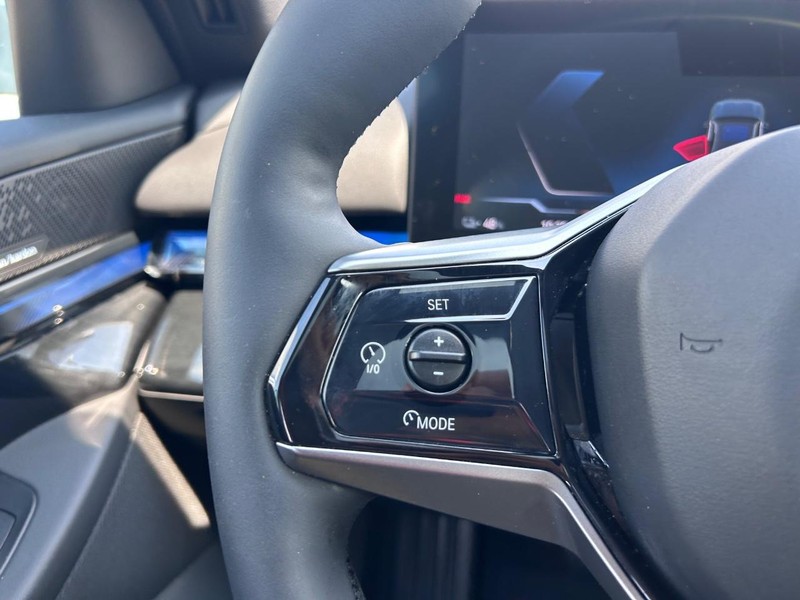 BMW i5 Vehicle Full-screen Gallery Image 13