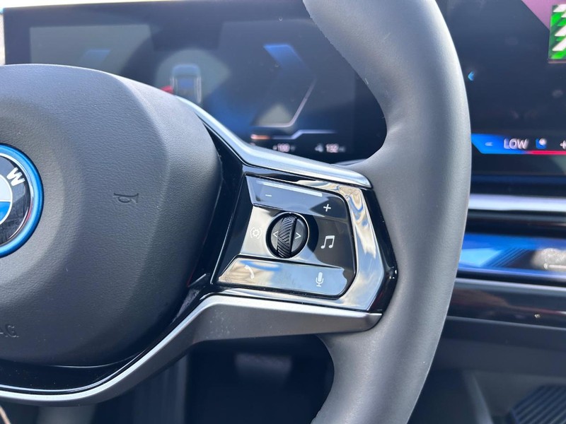 BMW i5 Vehicle Full-screen Gallery Image 14