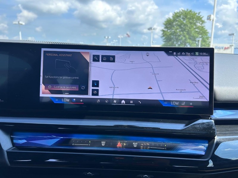 BMW i5 Vehicle Full-screen Gallery Image 15