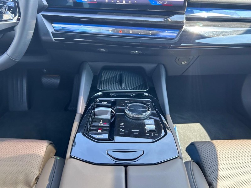 BMW i5 Vehicle Full-screen Gallery Image 16