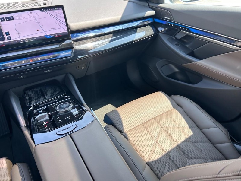 BMW i5 Vehicle Full-screen Gallery Image 17