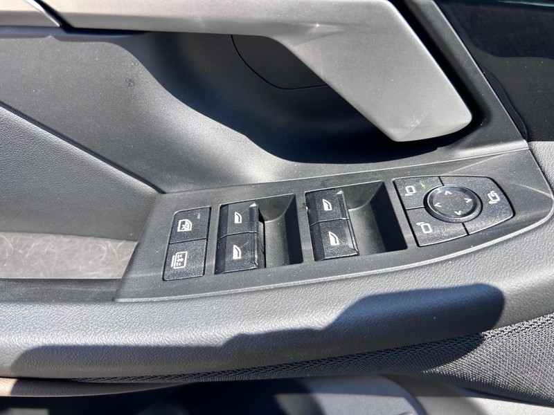 BMW i5 Vehicle Full-screen Gallery Image 18