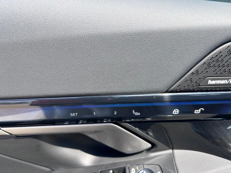 BMW i5 Vehicle Full-screen Gallery Image 19