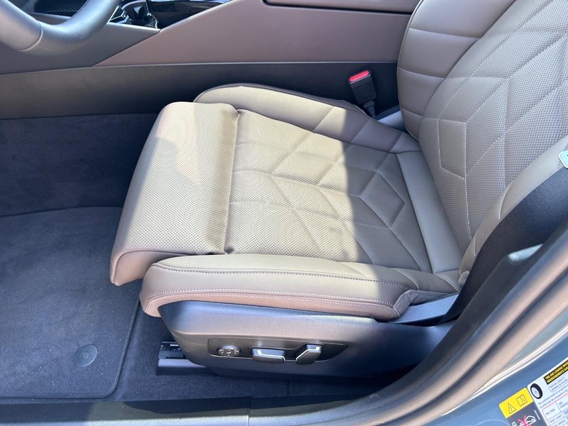 BMW i5 Vehicle Full-screen Gallery Image 20