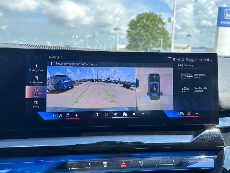 BMW i5 Vehicle Full-screen Gallery Image 21