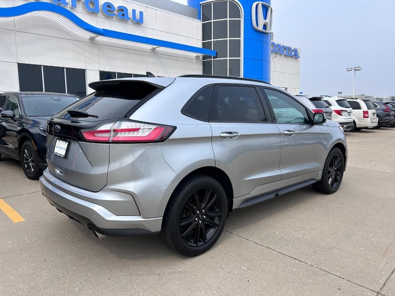 Ford Edge Vehicle Full-screen Gallery Image 02