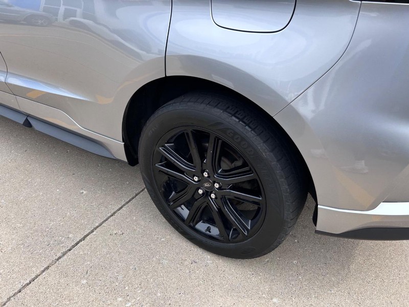 Ford Edge Vehicle Full-screen Gallery Image 06