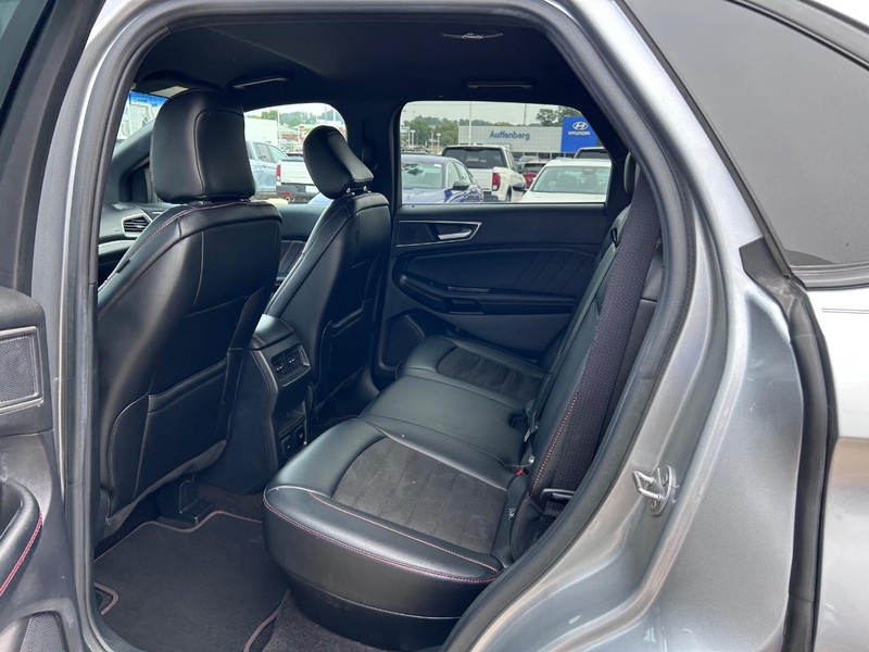 Ford Edge Vehicle Full-screen Gallery Image 09