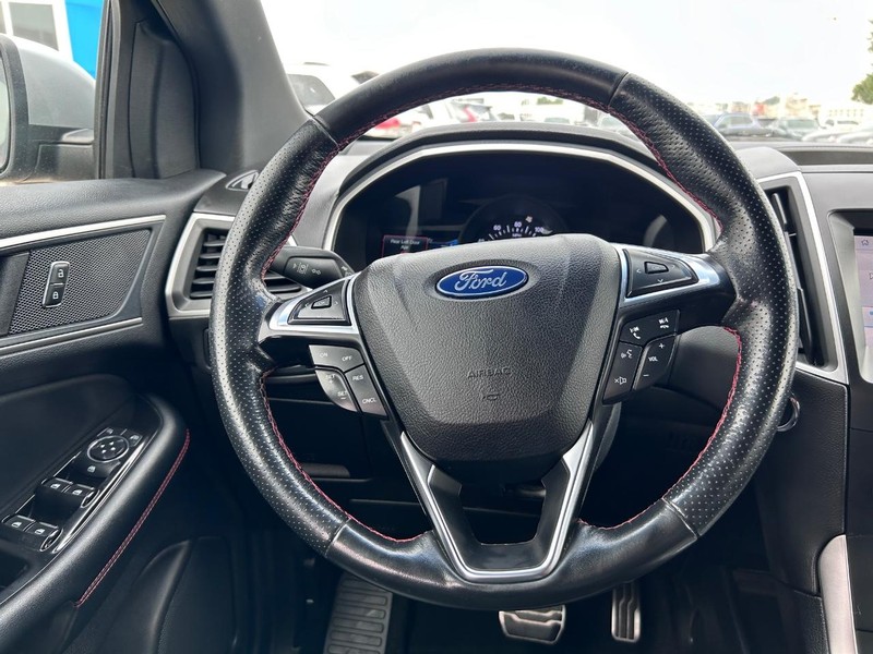 Ford Edge Vehicle Full-screen Gallery Image 11