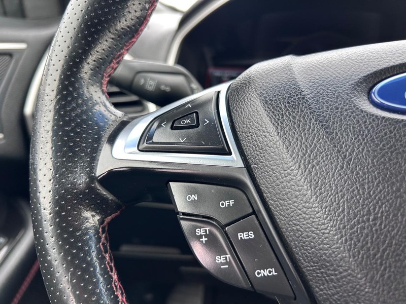 Ford Edge Vehicle Full-screen Gallery Image 12