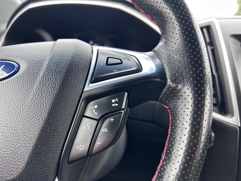 Ford Edge Vehicle Full-screen Gallery Image 13