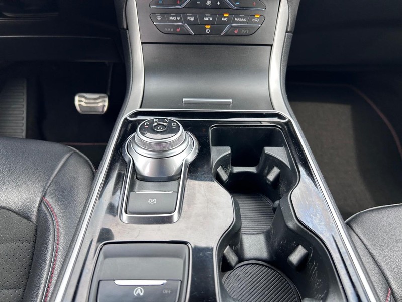 Ford Edge Vehicle Full-screen Gallery Image 16