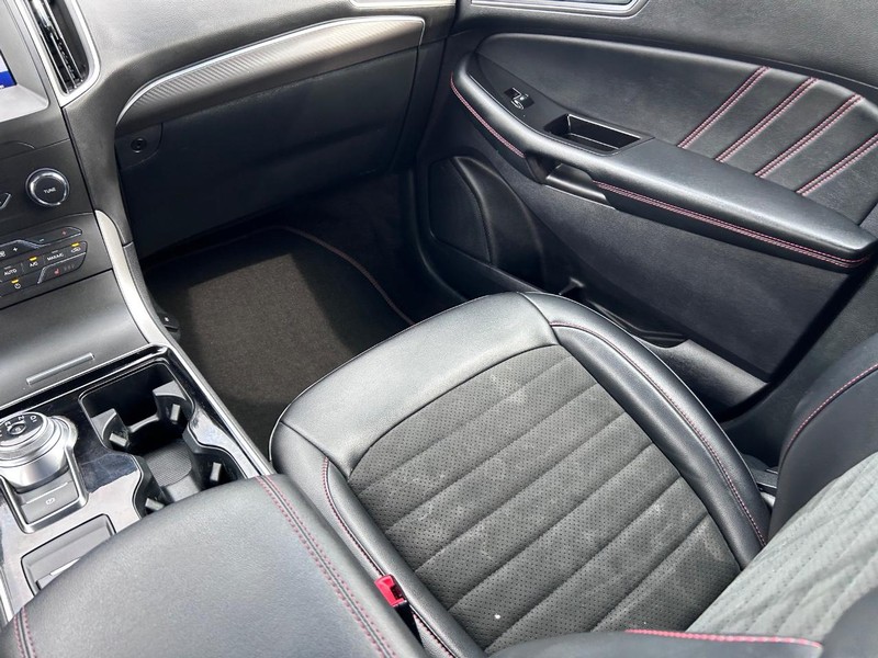 Ford Edge Vehicle Full-screen Gallery Image 17