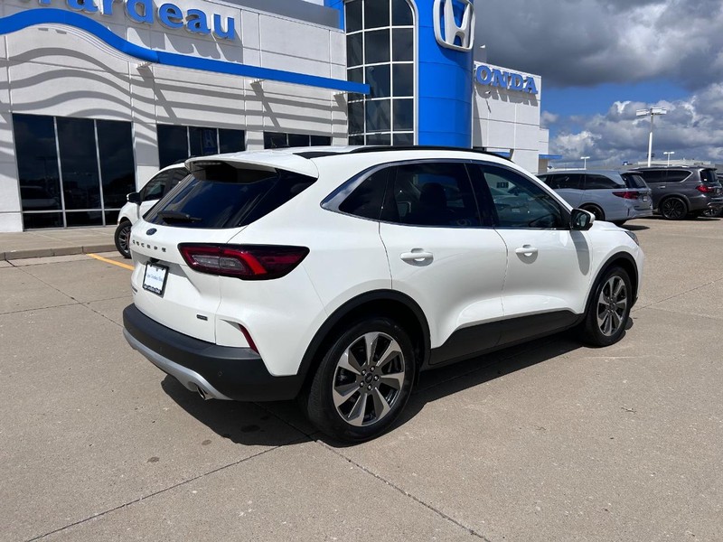 Ford Escape Vehicle Full-screen Gallery Image 02