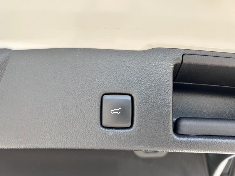 Ford Escape Vehicle Full-screen Gallery Image 05