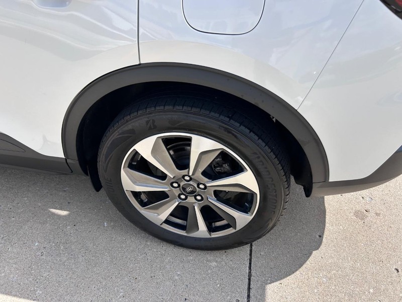 Ford Escape Vehicle Full-screen Gallery Image 06