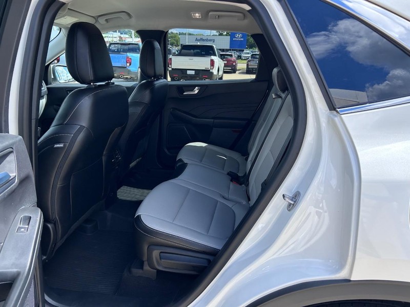 Ford Escape Vehicle Full-screen Gallery Image 09