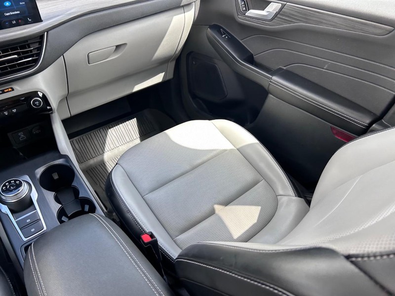 Ford Escape Vehicle Full-screen Gallery Image 17