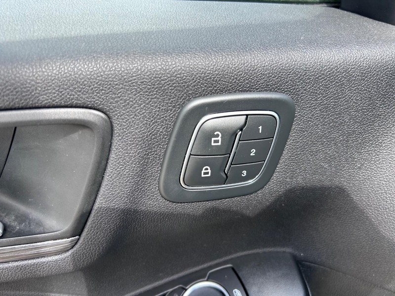 Ford Escape Vehicle Full-screen Gallery Image 19