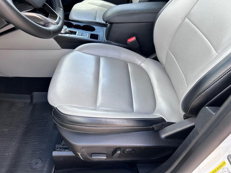 Ford Escape Vehicle Full-screen Gallery Image 20