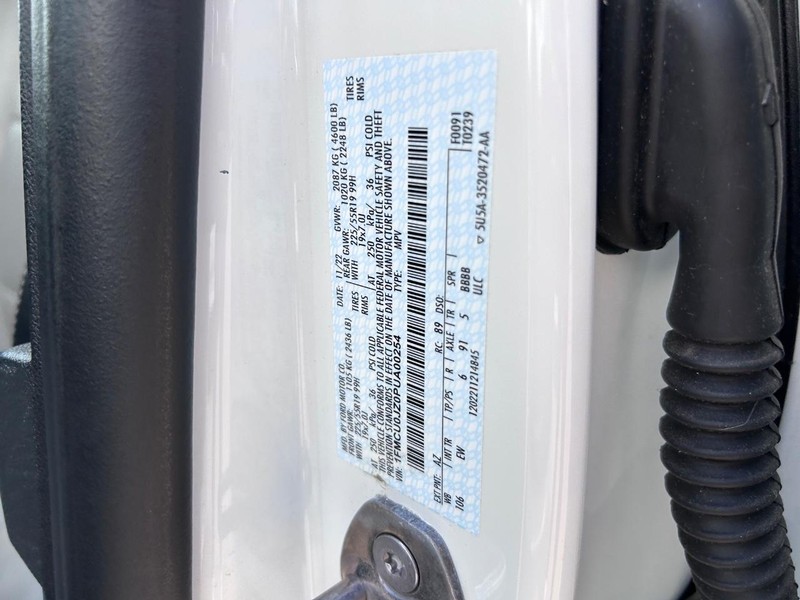 Ford Escape Vehicle Full-screen Gallery Image 23