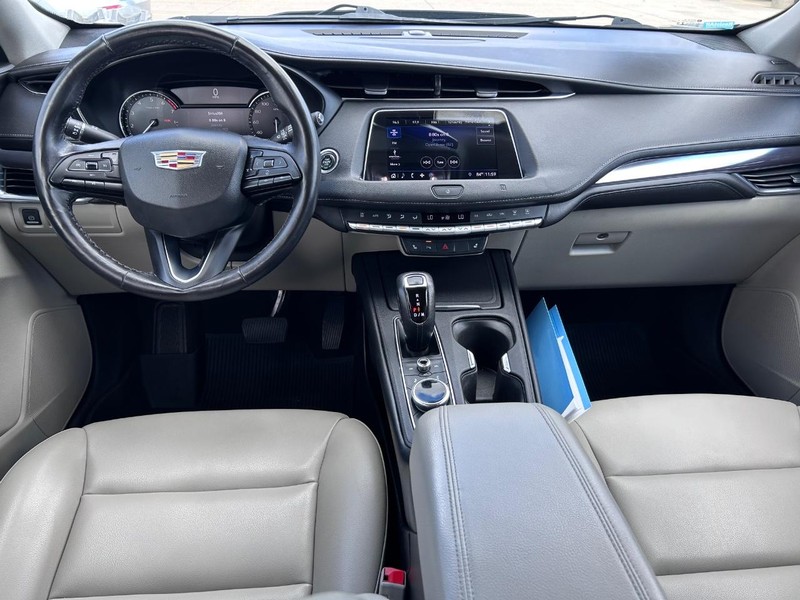 Cadillac XT4 Vehicle Full-screen Gallery Image 09