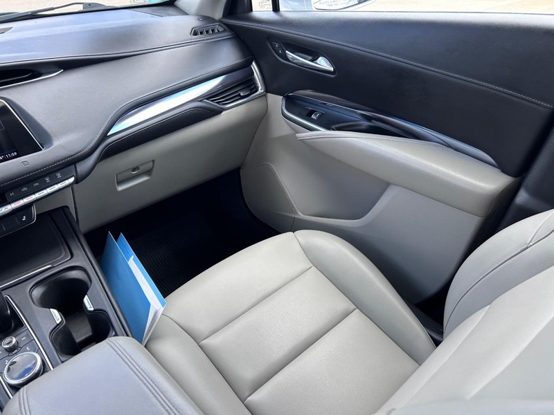 Cadillac XT4 Vehicle Full-screen Gallery Image 16