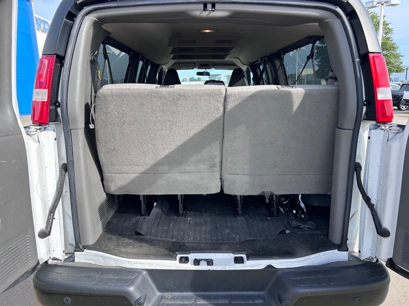 Chevrolet Express Passenger Vehicle Full-screen Gallery Image 04