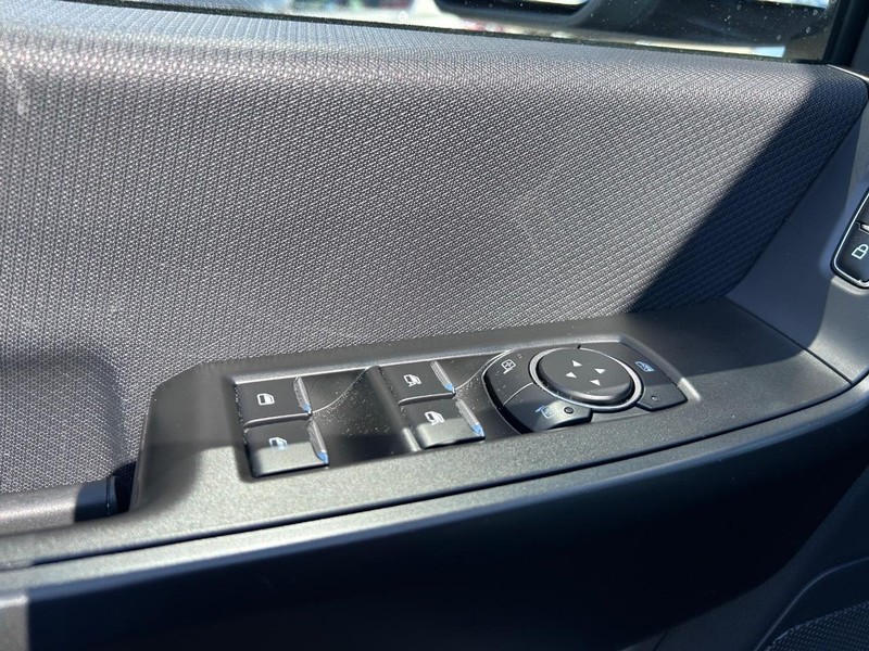 Ford F-150 Vehicle Full-screen Gallery Image 16