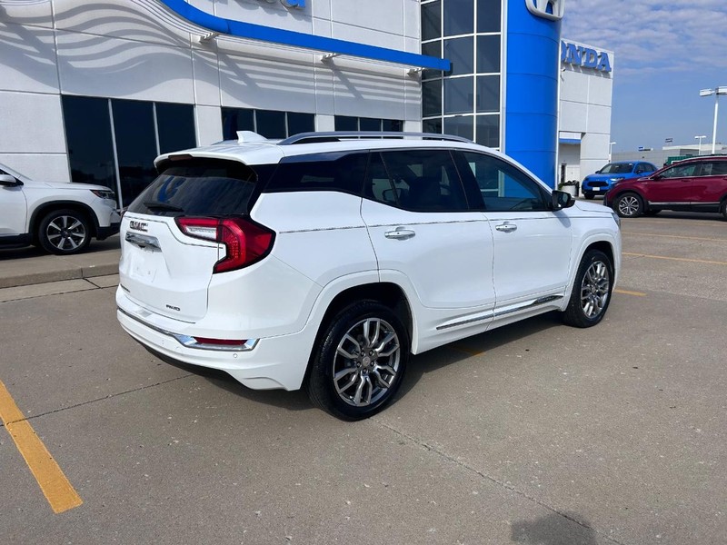 GMC Terrain Vehicle Full-screen Gallery Image 02