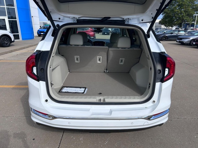 GMC Terrain Vehicle Full-screen Gallery Image 04