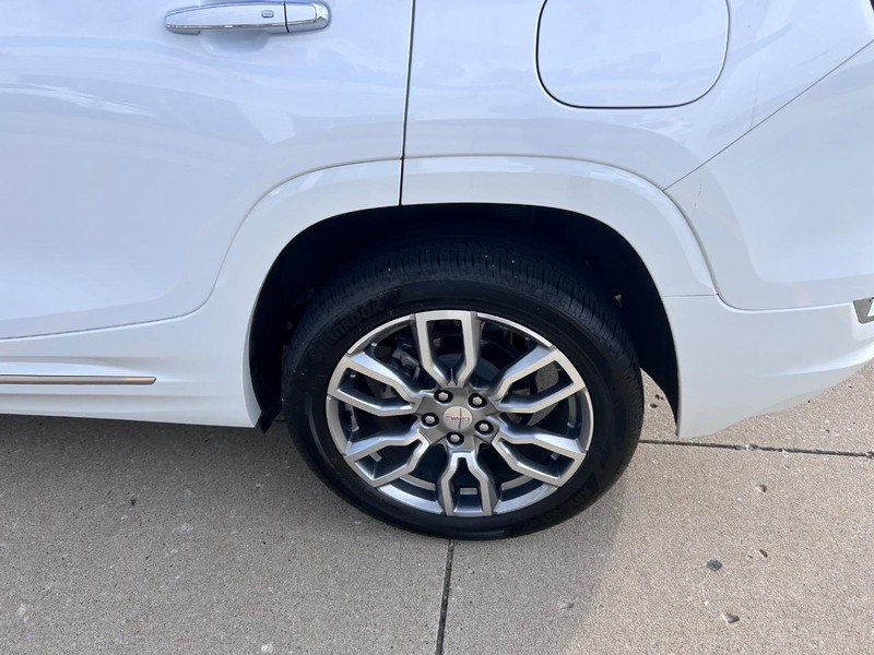 GMC Terrain Vehicle Full-screen Gallery Image 06