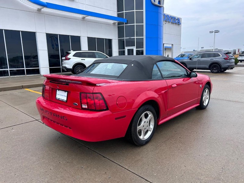 Ford Mustang Vehicle Full-screen Gallery Image 02