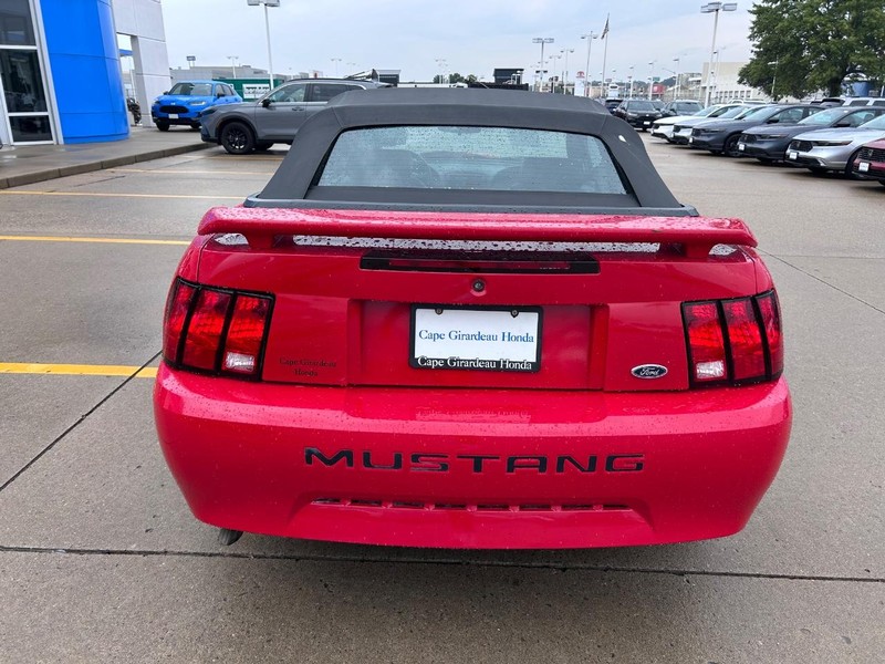 Ford Mustang Vehicle Full-screen Gallery Image 03