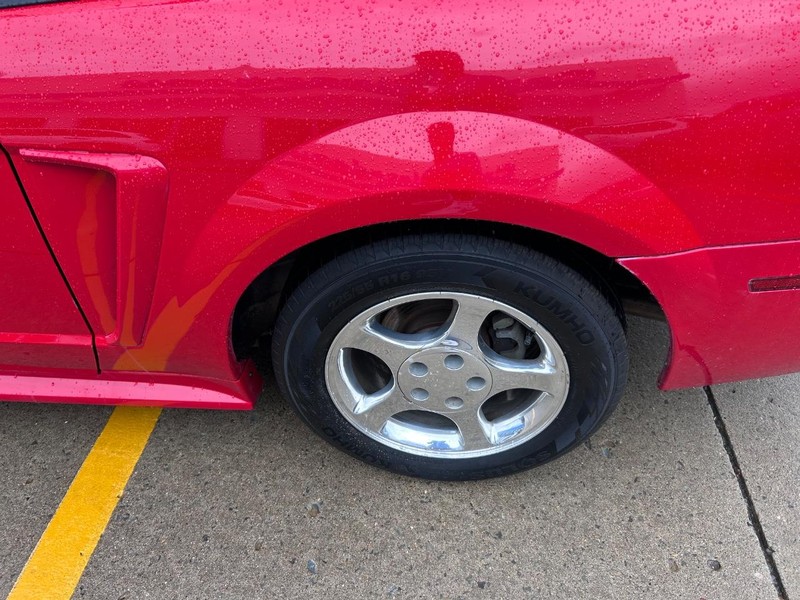 Ford Mustang Vehicle Full-screen Gallery Image 04